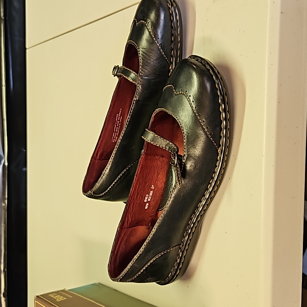 Born blk Mary Janes leather